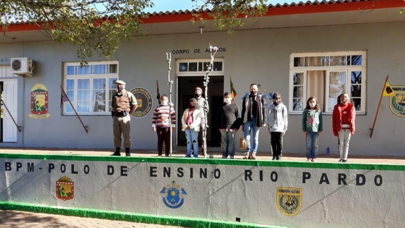Alunos, Civis e Militares que acompanharam a visita est&atilde;o sobre a esplanada de formatura do Polo de Ensino Rio Pardo.