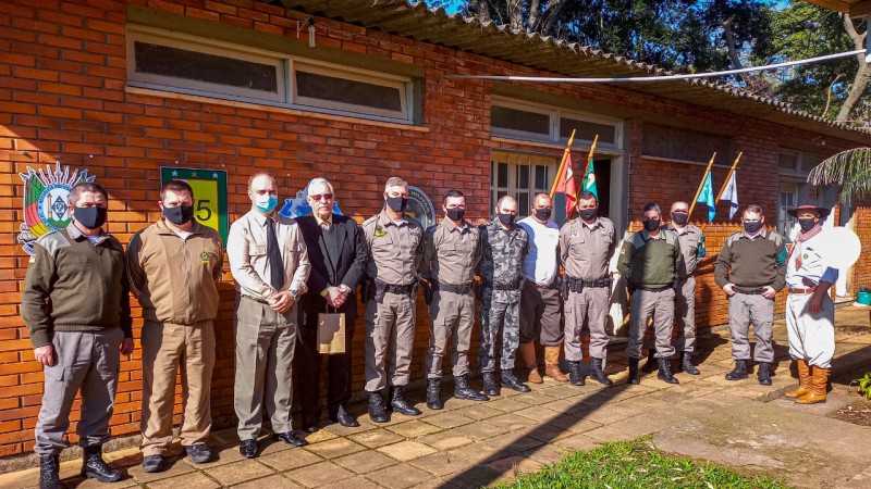 Autoridades civis e militares perfilados para a foto.