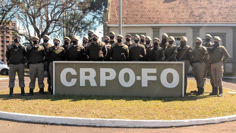 alunos do curso em frene ao crpo fo