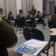 policiais durante aula