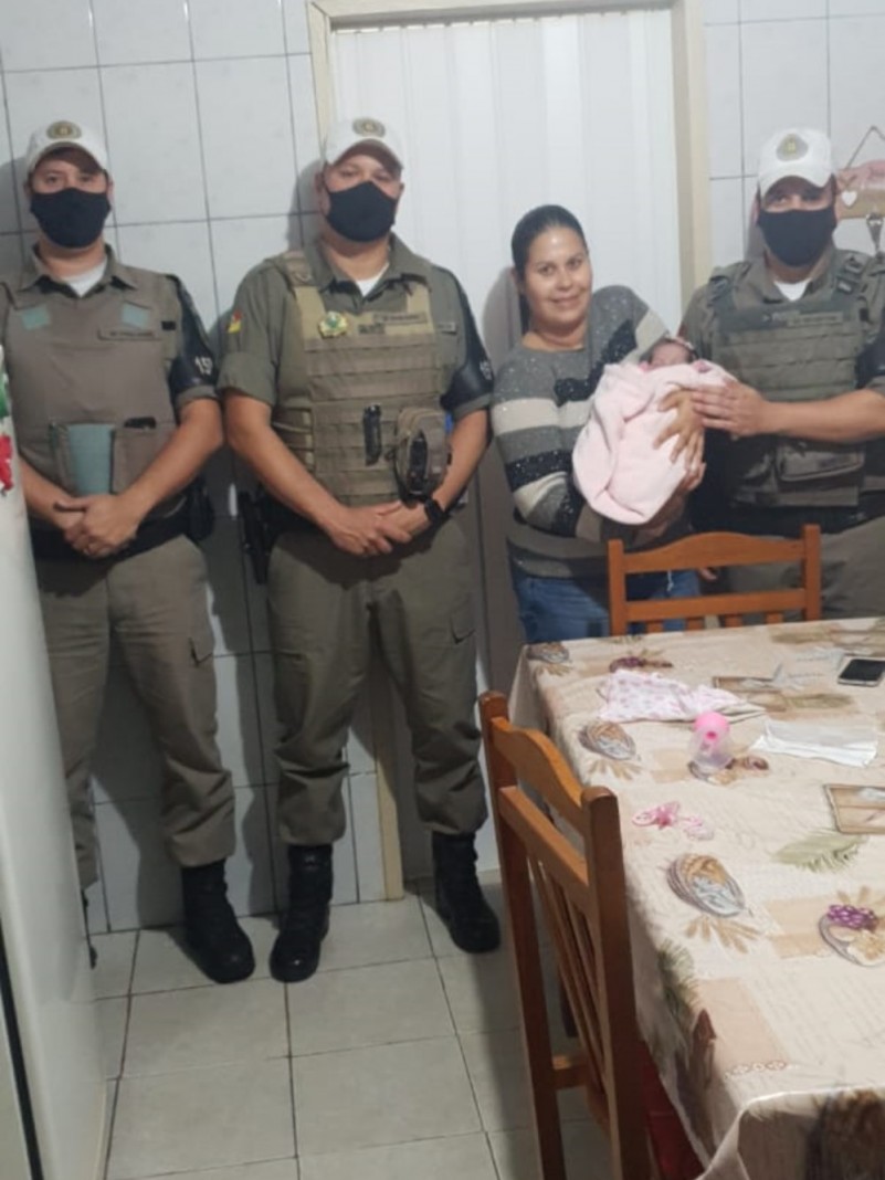 Policiais Militares de Nova Santa Rita visitam a crian&ccedil;a ap&oacute;s a m&atilde;e pedir socorro pelo 190