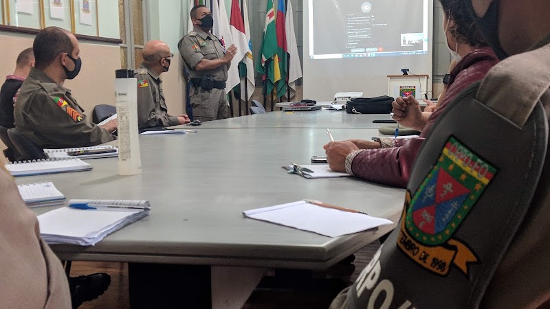 POLICIAIS DURANTE INSTRUÇÃO