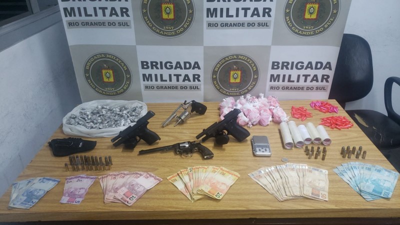 Pris&atilde;o por tr&aacute;fico de drogas e porte ilegal de arma