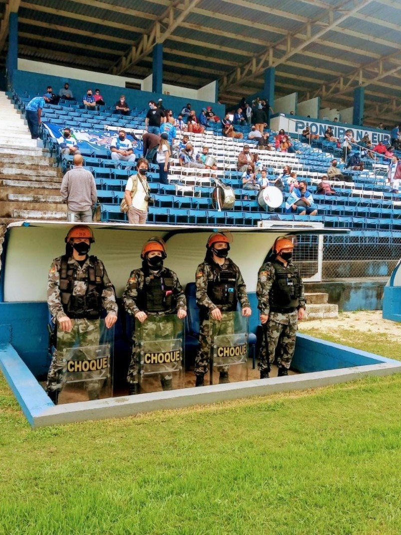 Policiais atuaram durante partida de futebol entre os clubes Esporte Clube Cruzeiro e Veran&oacute;polis Esporte Clube.