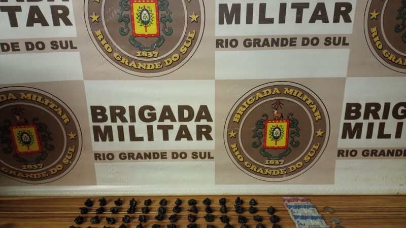 Por&ccedil;&otilde;es de maconha e dinheiro