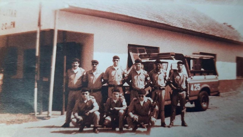 Na foto, policiais militares em frente &agrave; sede da 2&ordf; Companhia de Pol&iacute;cia Militar do 17&ordm; Batalh&atilde;o de Pol&iacute;cia Militar.