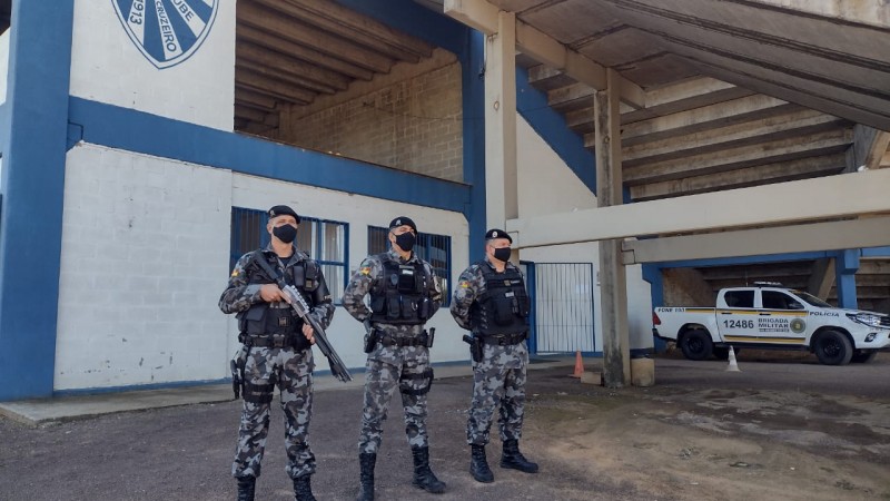 Policiais atuaram durante partida de futebol entre os clubes Esporte Clube Cruzeiro e Gl&oacute;ria de Vacaria.