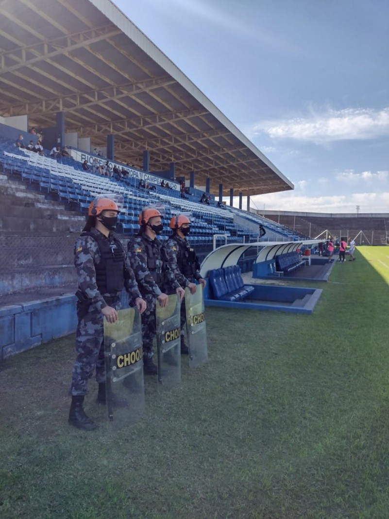 Policiais atuaram durante partida de futebol entre os clubes Esporte Clube Cruzeiro e Aimor&eacute;.