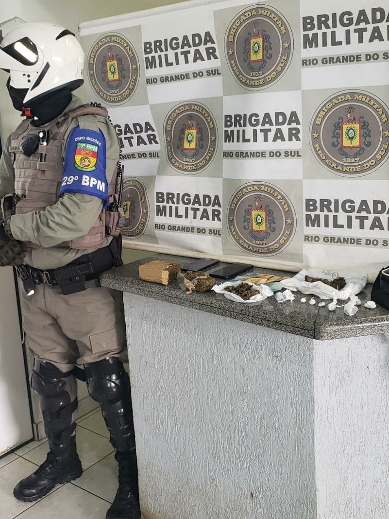 Policiais do 29º BPM prendem mulher e apreendem adolescente por tráfico de  entorpecentes em Ijuí - Brigada Militar