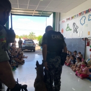 Canil do 3° BPM em visita à escola em Estância Velha