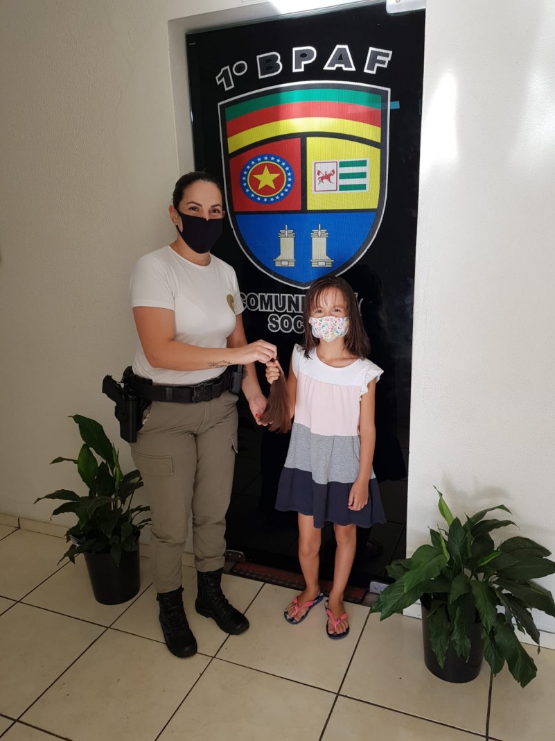 Nicolly de sete anos esteve no 1° BPAF e fez a doação das mechas de seu cabelo.