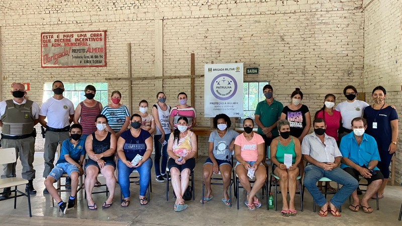 BM de Ven&acirc;ncio Aires e &oacute;rg&atilde;os da rede de prote&ccedil;&atilde;o &agrave; mulher realizam roda de conversa na zona rural do munic&iacute;pio
