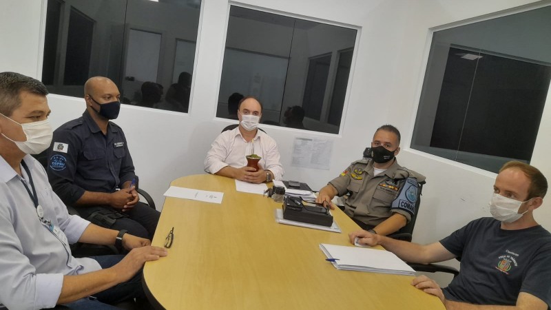 Em uma mesa esta presente o tenente-coronel Moresco, Comandante do CRPO/VRP, ao lado do Coronel Reis, secretario de seguran&ccedil;a p&uacute;blica do munic&iacute;pio, juntamente com tr&ecirc;s servidores da secretaria.