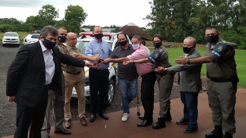 Comandante Regional, Tenente-coronel Moresco, Comandante do 23&ordm; BPM, Major Gaira e Comandante da BM de Venancio Aires, Capit&atilde; Michele, recebendo a chave das m&atilde;os dos representantes da comunidade. Ao fundo uma viatura policial.