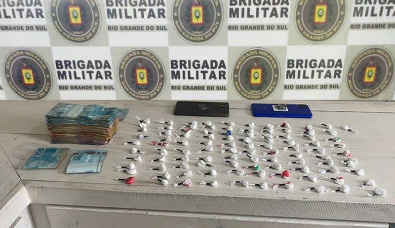Apreendido 101 buchas de cocaína e expressiva quantia em dinheiro