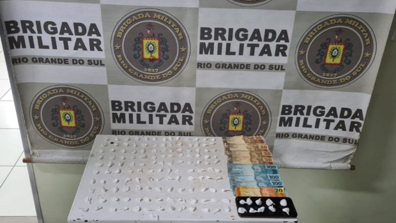 Com o homem, de 25 anos, foram localizadas, 141 por&ccedil;&otilde;es de coca&iacute;na, 01 telefone celular e a quantia de R$ 520,00. 