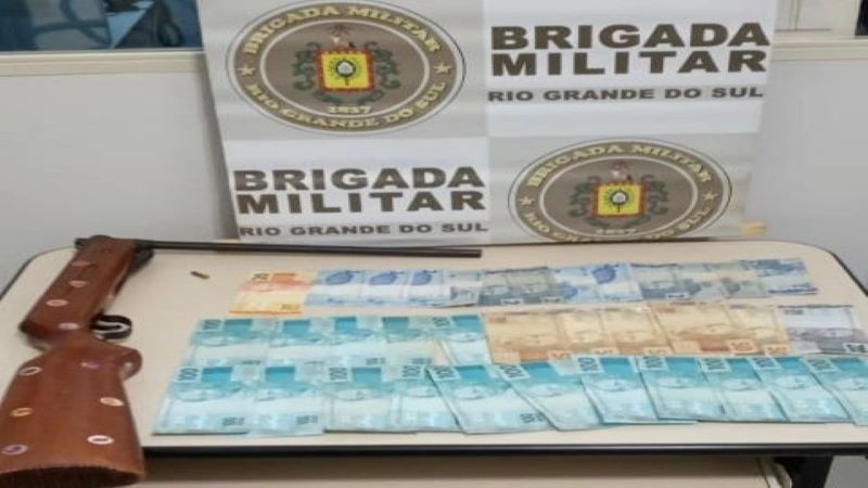Brigada Militar prende dois homens por porte ilegal de arma de fogo em Três Passos