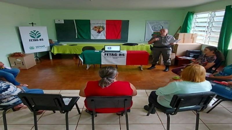 Patrulha Maria da Penha do 7° BPM realiza círculo de conversas no Sindicato dos Trabalhadores Rurais em Miraguaí