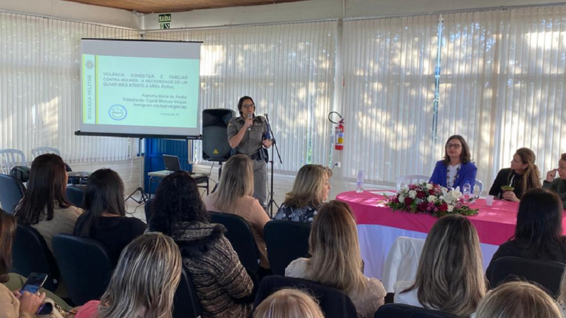 Capit&atilde; Michele, Comandante da 3&ordf;Companhia do 23&deg;BPM em palestra, em Ven&acirc;ncio Aires
