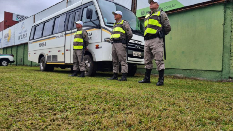 BM de Sobradinho, na manh&atilde; de segunda-feira (16/5), &agrave;s 7h, realizou a pris&atilde;o de um homem de 24 anos, ap&oacute;s realizar um roubo a uma resid&ecirc;ncia na localidade de Carijinho, interior de Sobradinho. 