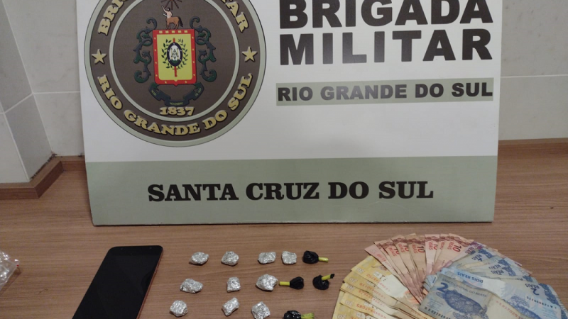 BM de Santa Cruz do Sul, na madrugada de segunda-feira (16/5), &agrave;s 2h50, prendeu um homem de 24 anos por tr&aacute;fico de drogas, no bairro Bom Jesus. 
