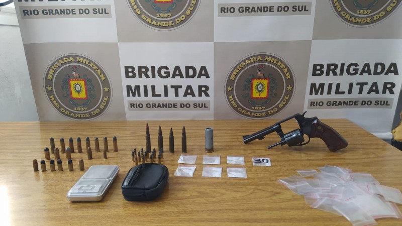 Arma, muni&ccedil;&otilde;es e entorpecentes apreendidos em ocorr&ecirc;ncia.