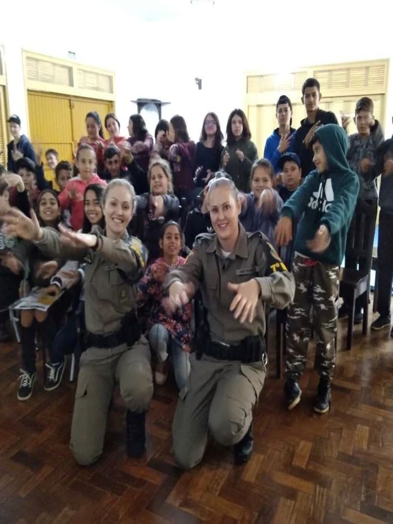 Brigada Militar realiza conversa sobre a profissão policial militar com jovens participantes do projeto da AABB em Campo Novo