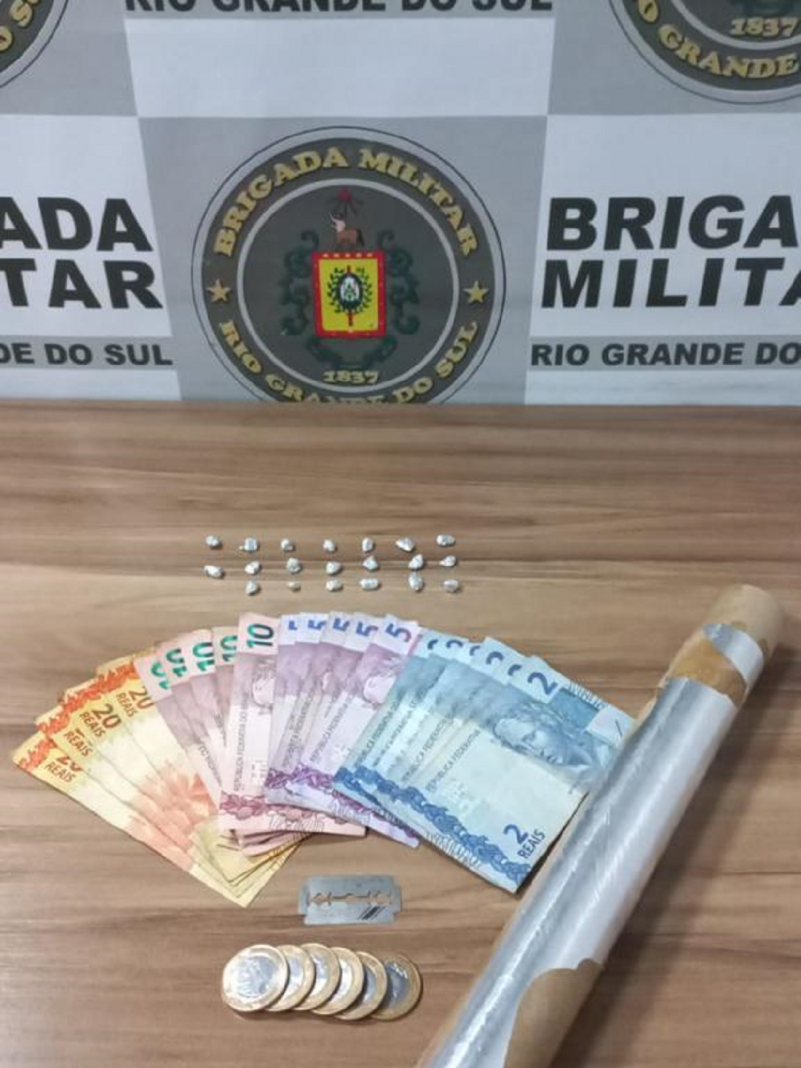 BM Ven&acirc;ncio Aires, na madrugada de quinta-feira (19/5), &agrave; 1h30, realizou a pris&atilde;o de um homem de 21 anos, por tr&aacute;fico de drogas, no bairro Gressler.  