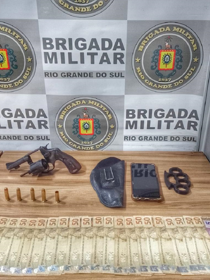 A Brigada Militar, atrav&eacute;s 23&ordm; BPM, na madrugada de domingo (22/5), &agrave;s 3h35, prendeu dois homens de 27 e 33 anos,  por porte ilegal de arma de fogo, na &aacute;rea central do munic&iacute;pio de Ven&acirc;ncio Aires. 
