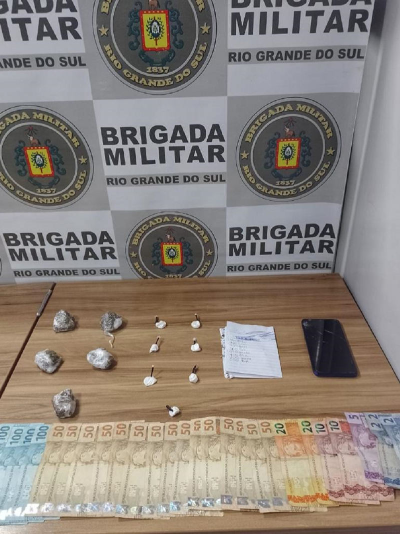 BM de Ven&acirc;ncio Aires, na noite de segunda-feira (23/5), &agrave;s 23h30, prendeu um homem de 28 anos pelo crime de tr&aacute;fico de drogas, no bairro Gressler. 