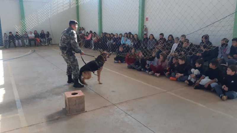A Brigada Militar, atrav&eacute;s do 23&ordm; Batalh&atilde;o de Pol&iacute;cia Militar (23&ordm; BPM), em Santa Cruz do Sul, na manh&atilde; de ter&ccedil;a-feira (24/5), realizou uma visita &agrave; escola Dona Leopoldina, a qual contou com a companhia especial do Canil Regional. 