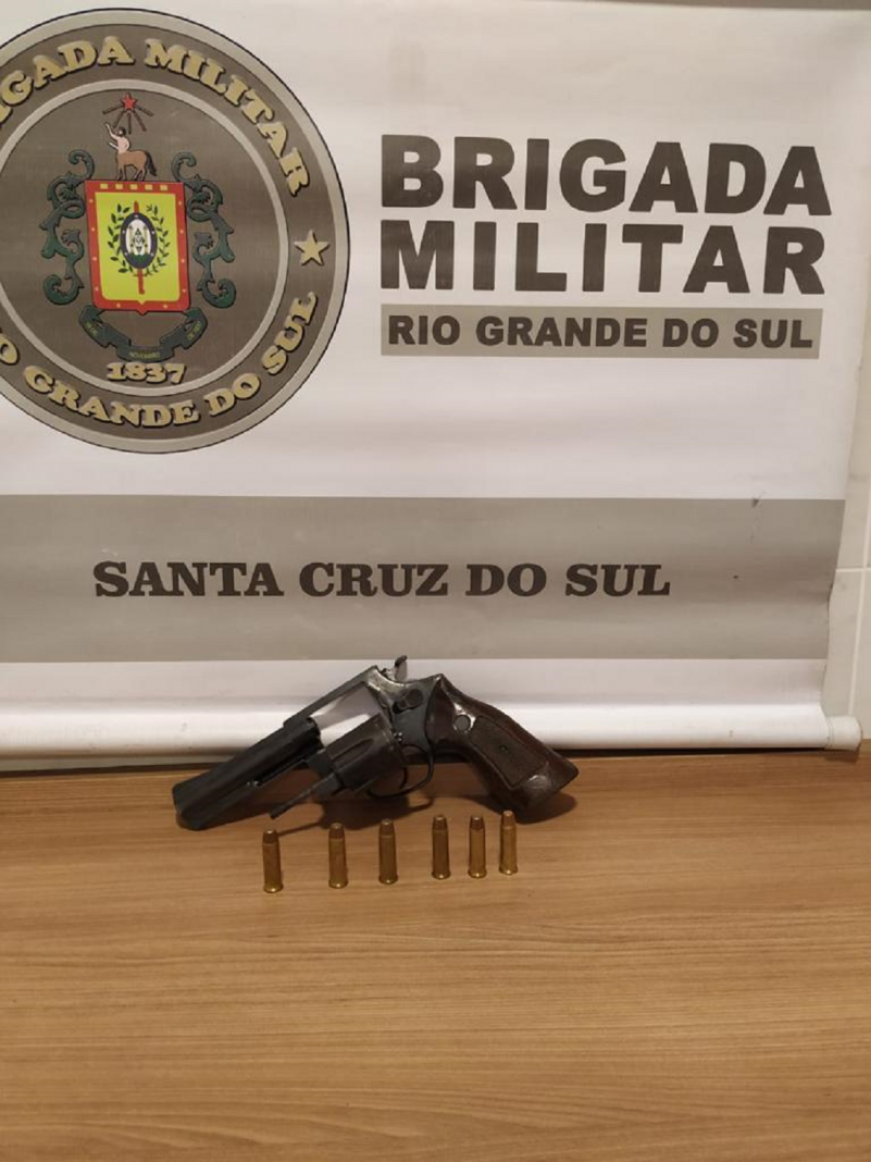 A Brigada Militar, na noite de quarta-feira (25/5), &agrave;s 20h30, prendeu um homem de 31 anos, pelo crime de porte  ilegal de arma de fogo de uso permitido, no bairro Progresso, em Santa Cruz do Sul. 
