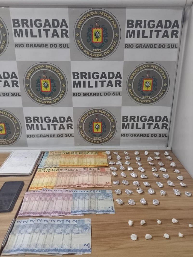 A Brigada Militar, na noite de quarta-feira (25/5), &agrave;s 20h15, prendeu um homem de 22 anos por tr&aacute;fico de drogas, no bairro Batistti, em Ven&acirc;ncio Aires.