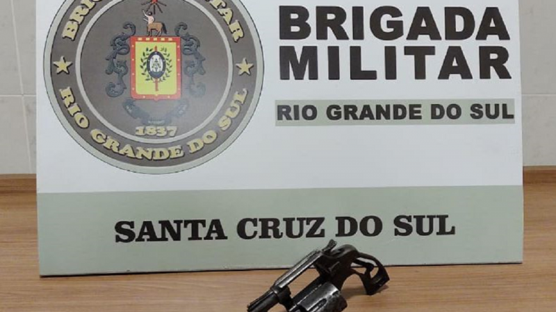 A Brigada Militar, atrav&eacute;s do 23&ordm; Batalh&atilde;o de Pol&iacute;cia Militar (23&ordm; BPM), na manh&atilde; de domingo (29/5) &agrave;s 5h50, realizou a pris&atilde;o de um homem de 21 anos por porte ilegal de arma de fogo, no bairro Progresso. 