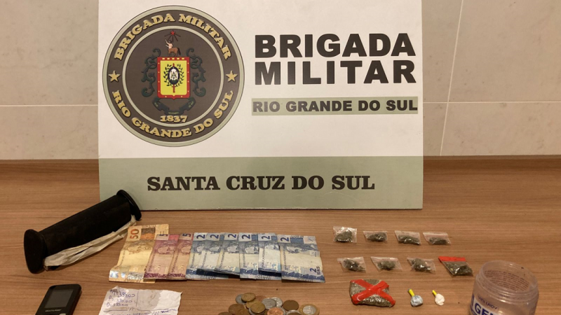 A Brigada Militar, atrav&eacute;s do 23&ordm; Batalh&atilde;o de Pol&iacute;cia Militar (23&ordm; BPM), na noite de sexta-feira (27/5), &agrave;s 18h45, realizou a pris&atilde;o de um homem de 41 anos por tr&aacute;fico de drogas, no bairro Pedreira. 