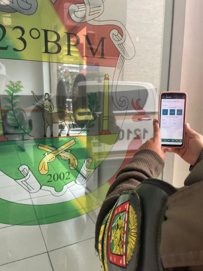 O 23&ordm; Batalh&atilde;o de Pol&iacute;cia Militar (23&ordm; BPM), na tarde de quarta-feira (1/6), em Santa Cruz do Sul, recebeu os alunos soldados do Polo de Ensino de Rio Pardo, os quais realizaram a confec&ccedil;&atilde;o de documenta&ccedil;&atilde;o operacional utilizando o BM MOB.