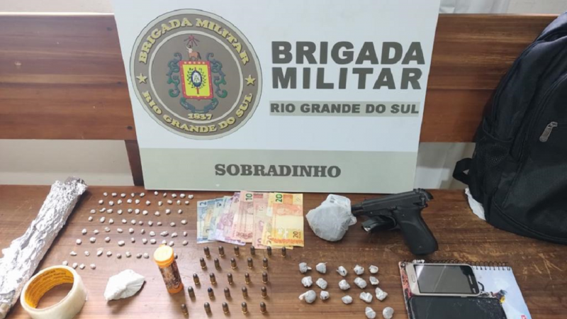 23º Batalhão de Polícia Militar (23º BPM), na tarde de terça-feira (7/6), às 13h, realizou a prisão de um homem de 22 anos, e apreendeu um adolescente de 17 anos pelos crimes de tráfico de drogas e porte ilegal de arma de fogo, no bairro União, em Sobradinho.