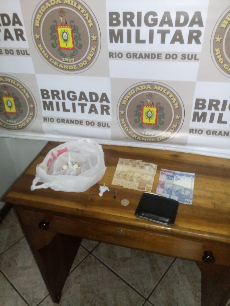 dinheiro, drogas e uma carteira