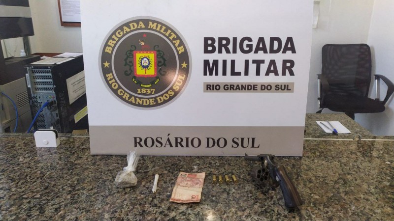 Cigarro e porção de maconha, revólver