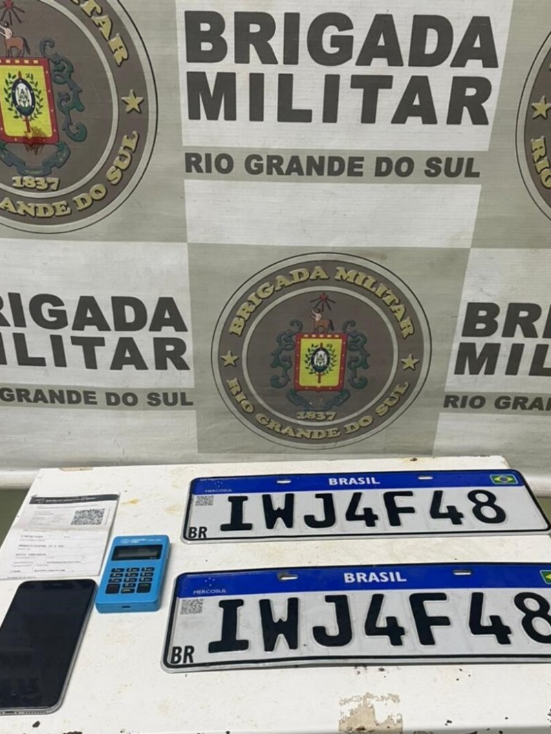 Em verificação aos sinais identificadores do veículo, constatou-se que o automóvel se encontrava com as placas adulteradas.