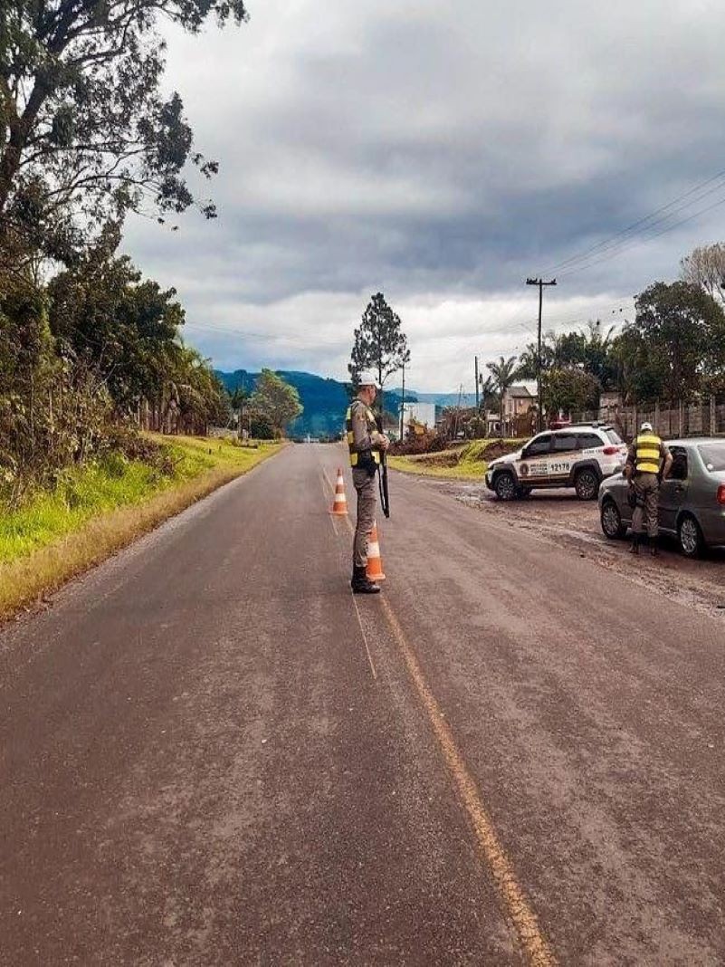 Brigada Militar apreende bebidas de origem estrangeira em Tiradentes do Sul
