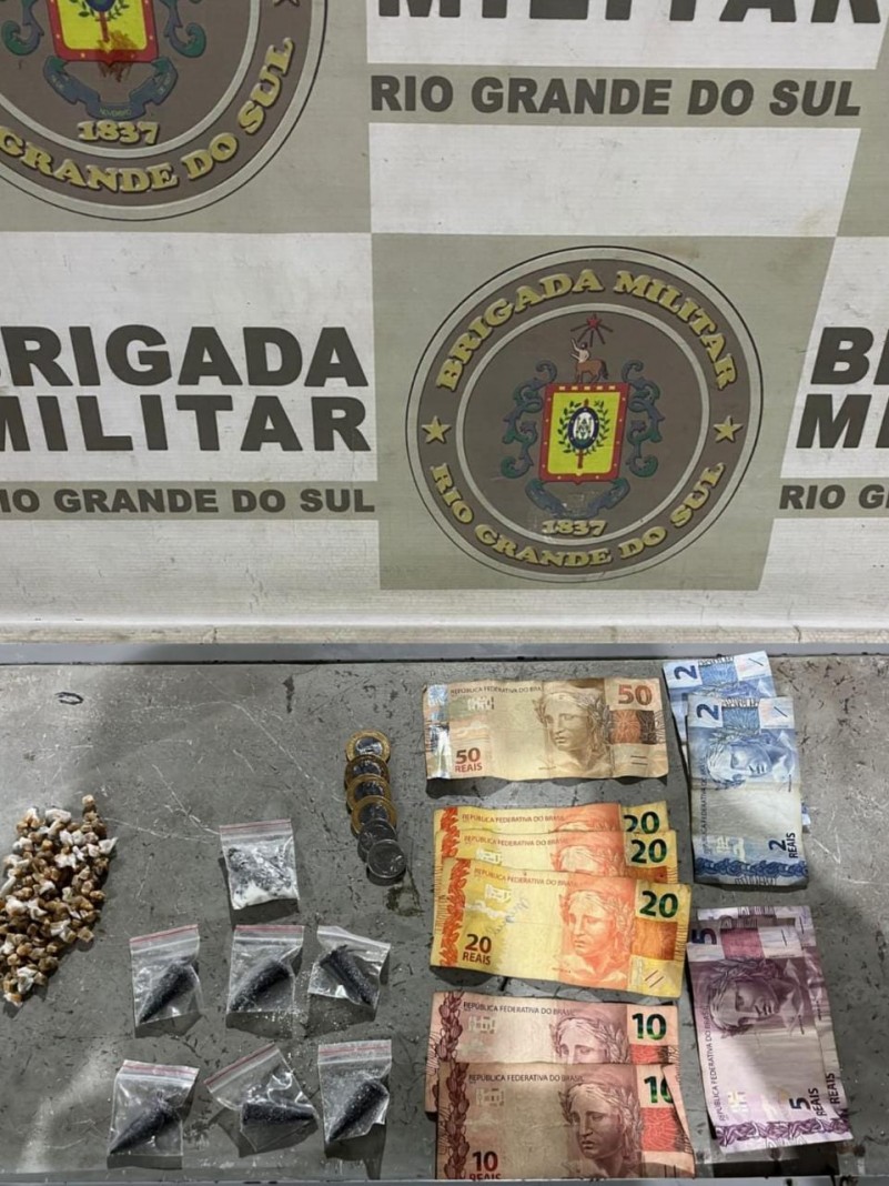 Com o homem foram localizadas 91 pedras de crack, sete pinos de cocaína e a quantia de R$ 149,00. 