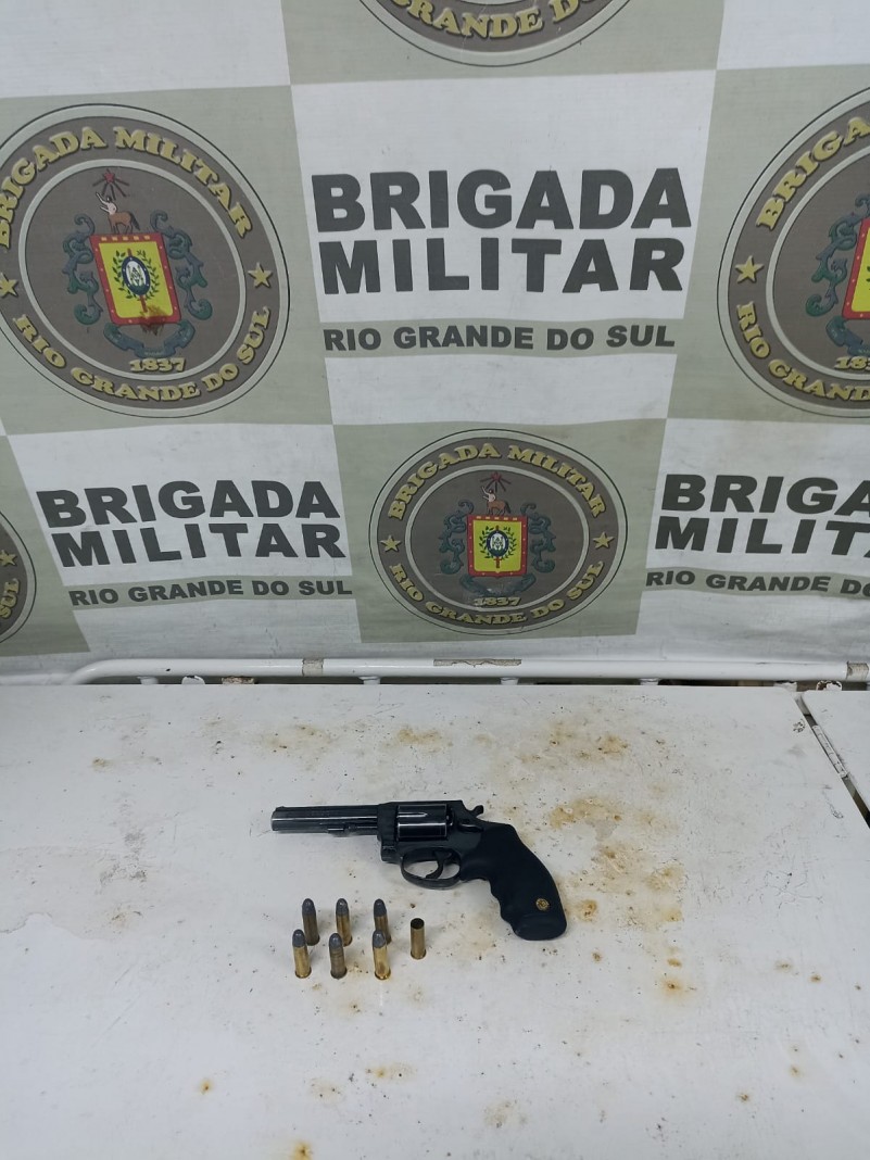 Com o homem foi localizado um revólver calibre .38, além de sete munições, sendo uma delas já deflagrada.  