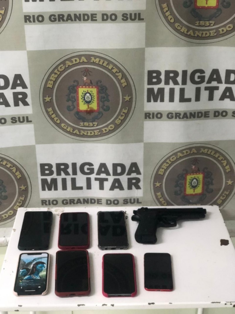 Com a dupla foram localizados um simulacro de arma de fogo e cinco aparelhos celulares. 