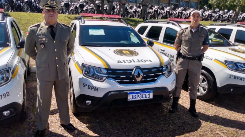 Na imagem esta posicionado a direita da viatura nova o Comandante do CRPO-VC, Ten Cel Alberti, juntamente com o 2º Sgt Barcellos a esquerda da viatura nova.