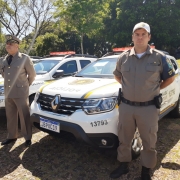 Na imagem posicionado ao lado direito da viatura Renault Duster nova o Comandante do CRPO-VC Ten Cel Alberti e ao lado esquerdo da viatura o Sd Cristian.