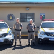 Na imagem esta posicionada no pátio do CRPO-VC as duas viaturas novas recebidas para o policiamento ostensivo, onde esta posicionado entre elas o 1º Ten Hernandes e o 2º Sgt Barcelos. 