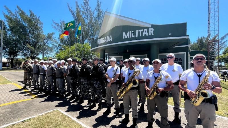 Grupo de militares de diferentes batalh&otilde;es reunidos em frente a um posto da BM