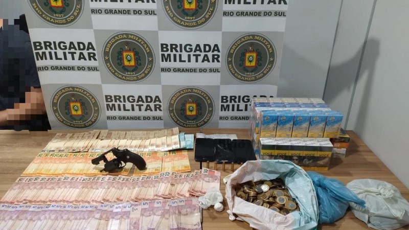 Na tarde de quinta-feira (19/1), às 17h20, a Brigada Militar do 23º BPM deu início a uma ação policial que resultou na prisão de três homens de 19, 27 e 40 anos, após realizarem um roubo a um estabelecimento comercial na localidade de Santa Emília no município de Venâncio Aires.