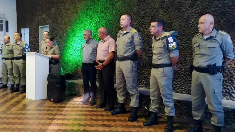 Policiais militares participando do anuncio de lançamento do Almanaque